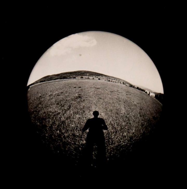 10. Andrzej Lachowicz (1939-2015) Z serii Fotografia konkretna, nr 272 1978 odbitka żelatynowo-srebrowa, papier, 17 x 17 cm sygn., dat. i tytuł na odwrocie vintage print cena wywoławcza: 4.