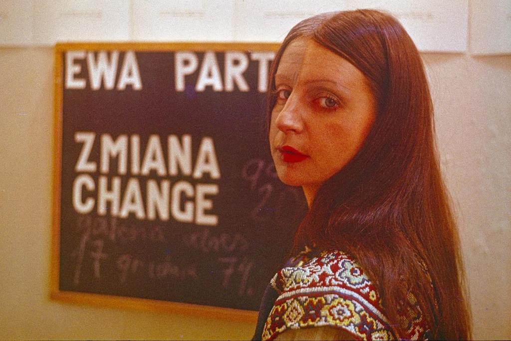 12. Ewa Partum (1945) Zmiana 1974 / 2016 fotografia, papier, 29,5 x 44,5 cm sygn. i dat. na naklejce na tylnym obramieniu edycja: 1/5 cena wywoławcza: 7.000 PLN estymacja: 14.000-16.
