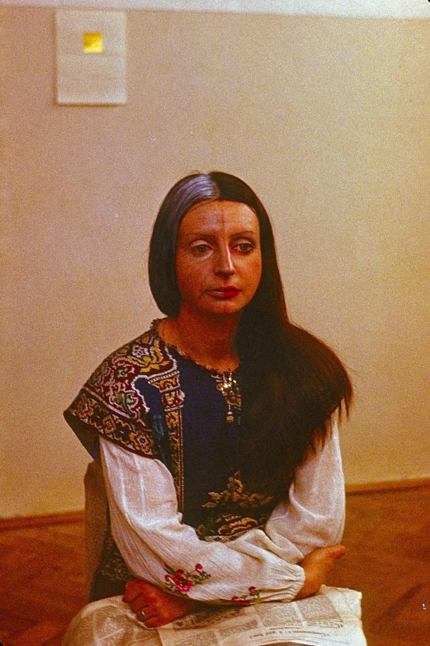 13. Ewa Partum (1945) Zmiana 1974 / 2016 fotografia, papier, 29,5 x 22,5 cm sygn. i dat. na naklejce na tylnym obramieniu edycja: 1/5 cena wywoławcza: 6.500 PLN estymacja: 12.000-14.