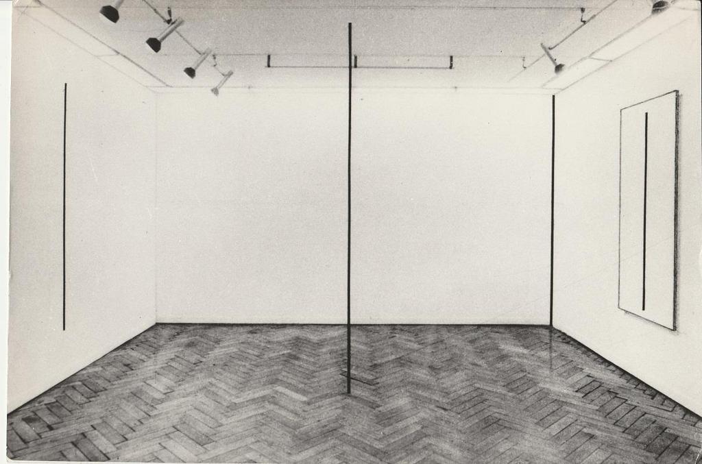 15. Krzysztof Wodiczko (1943) Linia jako teoria, obiekt, rzeczywistość, wizerunek 1976 fotografia, odbitka żelatynowo - srebrowa, papier, 16,2 x 24 cm sygn. i dat.