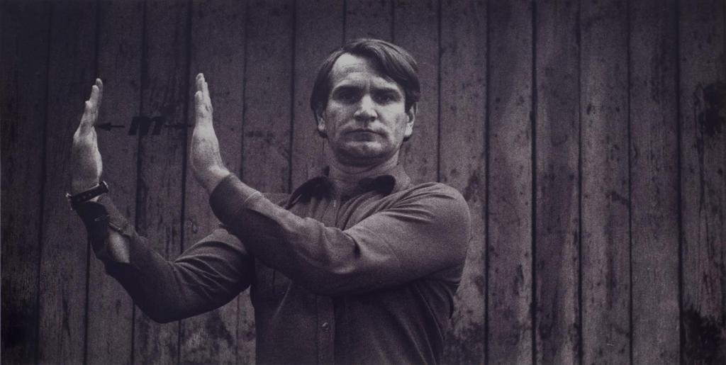 25. Józef Robakowski (1939) 1 metr z serii Relacje 1975/2000 fotografia, papier, 30,3 x 60 cm sygn., dat., tytuł. edycja i pieczątka Galeria Wymiany na odwrocie edycja: 2/6 cena wywoławcza: 11.