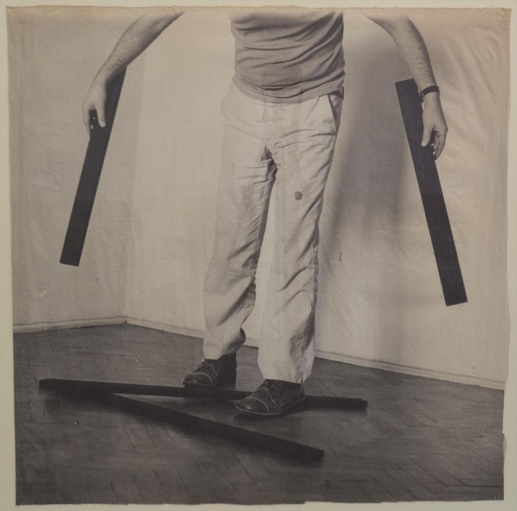 26. Andrzej Dłużniewski (1939 2012) Z serii 22 obrazy figuralne 1979 fotografia na płótnie, 92 x 92 cm sygn. i dat. na odwrocie oprawy vintage print cena wywoławcza: 27.000 PLN estymacja: 34.000-38.