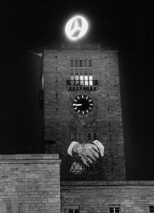 29. Krzysztof Wodiczko (1943) Hauptbanhof, Stuttgart 1983/2010 fotografia, papier 45 x 30 cm sygn., i dat. na naklejce na tylnym obramieniu edycja 5/6 cena wywoławcza: 8.000 PLN estymacja: 10.000-12.