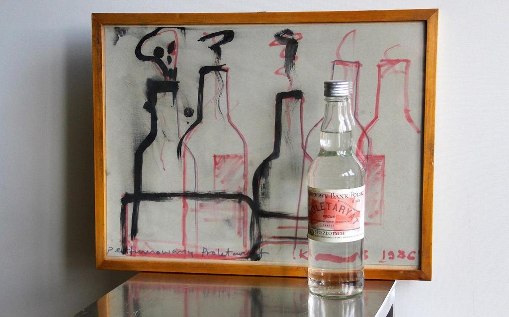 41. Krzysztof M. Bednarski (1953) Perfumowany proletaryat 1986 instalacja składająca się z półlitrowej, szklanej butelki czystej wódki oraz rysunku: tusz, pisak, karton, 43 x 33 cm; rysunek sygn. dat.