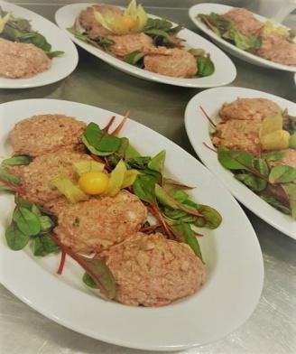 mascarpone I kolacja do wyboru: Udko z kaczki pieczone w miodzie z jabłkami w karmelu, aksamitnym puree i buraczkami w musztardzie Skalopina drobiowa w sosie