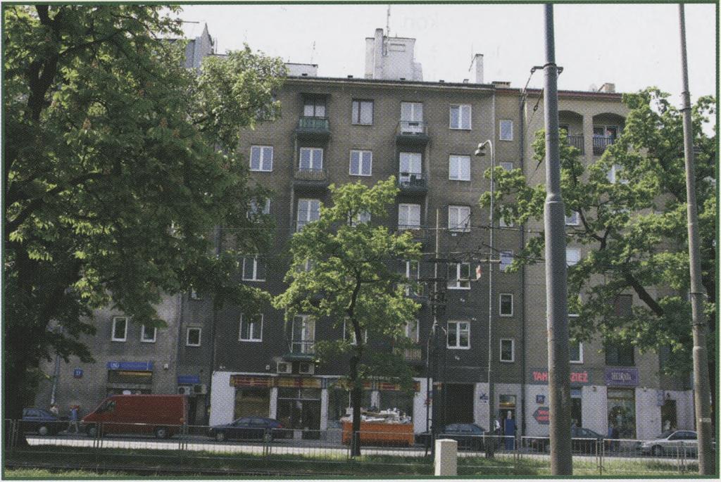 Kamienica wpasowana jest w sąsiadujące budynki tworząc jedną wspólną pierzeję.