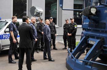 Premier zapoznał się ze strukturą i zadaniami Policyjnego Centrum Dowodzenia oraz ze sprzętem specjalistycznym będącym na wyposażeniu Policji.