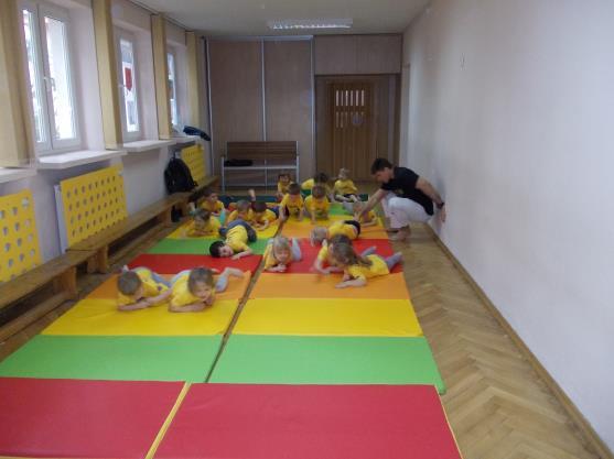 Przedszkole odwiedził Instruktor z AWF i przeprowadził zajęcia z