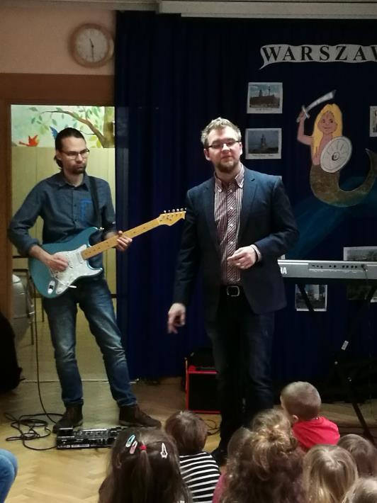 Wśród konkurencji było układanie puzzli, rozwiązywanie zagadek, dmuchanie na piórka komu uda się utrzymać je jak najdłużej