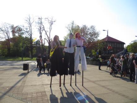 DZIELNICOWY OŚRODEK KULTURY W ZABRZU - BISKUPICACH UL. KOSSAKA 23, tel. 32 274 73 38 SZKÓŁKA SZCZUDLARSKA - nauka chodzenia na szczudłach (konieczna pisemna zgoda rodziców na udział w zajęciach) 21.