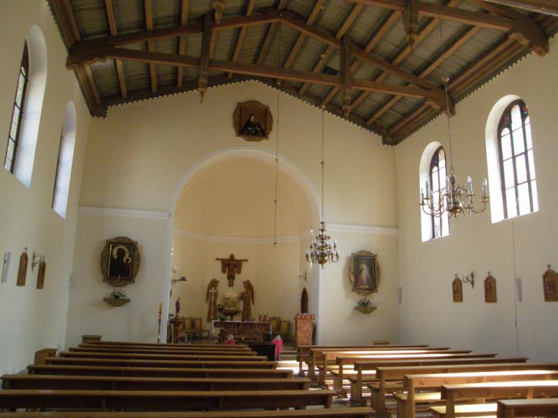 Kościół Matki Bożej od Wykupu Niewolników w Okonku. Z kopią obrazu Matki Bożej od Wykupu Niewolników umieszczoną nad prezbiterium.