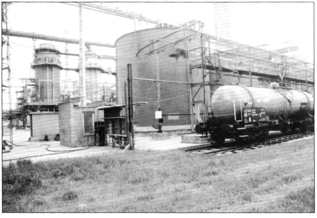 Produkowany w kraju kwas siarkowy odpowiada wysokim wymaganiom jakościowym obowiązującym w niektórych gałęziach przemysłu np. w przemyśle włókien chemicznych.