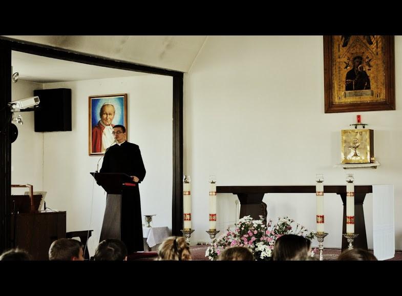 DOTYCHCZASOWY PRZE- BIEG PROJEKTU POZNAJEMY SYLWETKĘ ŚW. STANISŁAWA KOSTKI Od 2012 ma miejsce w naszej Szkole cykliczny projekt Poznajemy sylwetkę św.