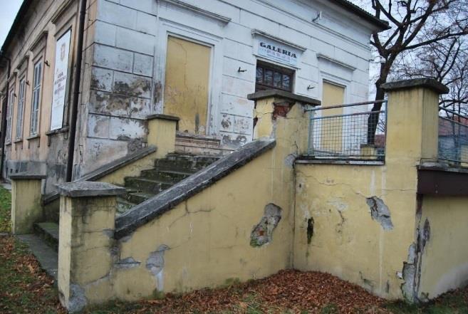 pomieszczenia w skrzydle wschodnim i zachodnim użytkowane przez lokale usługowo-handlowe. Pozostała część budynku, w tym strych jest nieużytkowana.