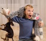 Popatrz, co robią dzieci Należy uczyć dzieci właściwego zachowania w kontakcie z psem, ale nie można liczyć na to, że dziecko (albo pies) zapamięta zasady
