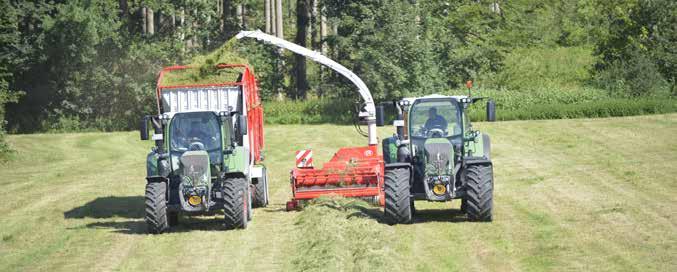 Sprzęgło poślizgowe pozwala uniknąć przeciążeń. Podbieracz może być podnoszony niezależnie od maszyny podstawowej za pomocą siłownika hydraulicznego.