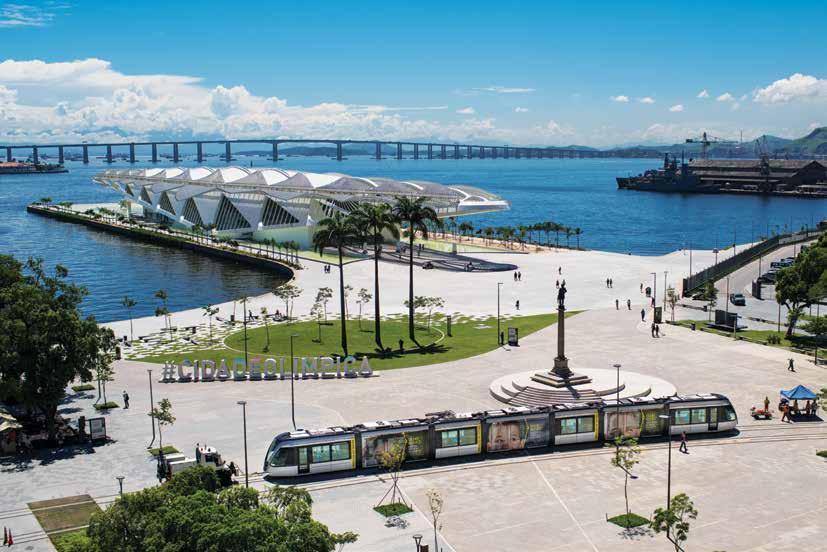 Systemy transportowe Analizy Alstom Citadis 402 zasilany przez układy APS w pobliżu Museo do Amanha w Rio de Janeiro.