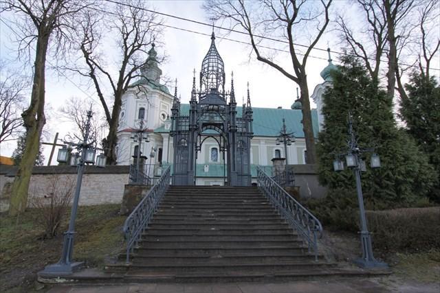 Green Key Powiatowy Program Opieki nad Zabytkami dla Powiatu Ostrowieckiego z tarczami heraldycznymi przedstawiające dwa skrzyżowane młoty, powyżej występuje wstęga i korona, a po bokach kartuszy