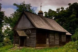 w Grzegorzewicach (Gmina Waśniów) składa się z dwóch różnych stylowo części.