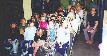 Kochajmy więc kwiaty i cieszmy się nimi od pierwszego dnia wiosny... Otwarcie wystawy już tradycyjnie uświetniły dzieci z zaprzyjaźnionego Przedszkola nr 11 im.