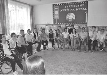 Jest związane z hasłem, pod jakim pracuje nasza szkoła w roku 2014/15: Bezpieczeństwo w każdym czasie na wycieczce, przerwie, w klasie. Część klas uczestniczyła poprzez wykonanie plakatu.