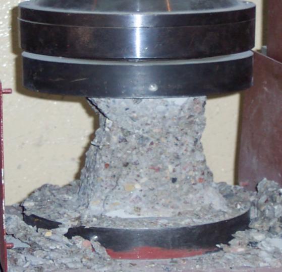 mikrokrzemionkę Elkem Microsilica i superplastyfikator Mc Rapid 00. Składy badanych betonów podano w tablicy. Tablica.