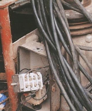 wyłącznikami ochronnymi (fabrycznymi, a nie naprawianymi),