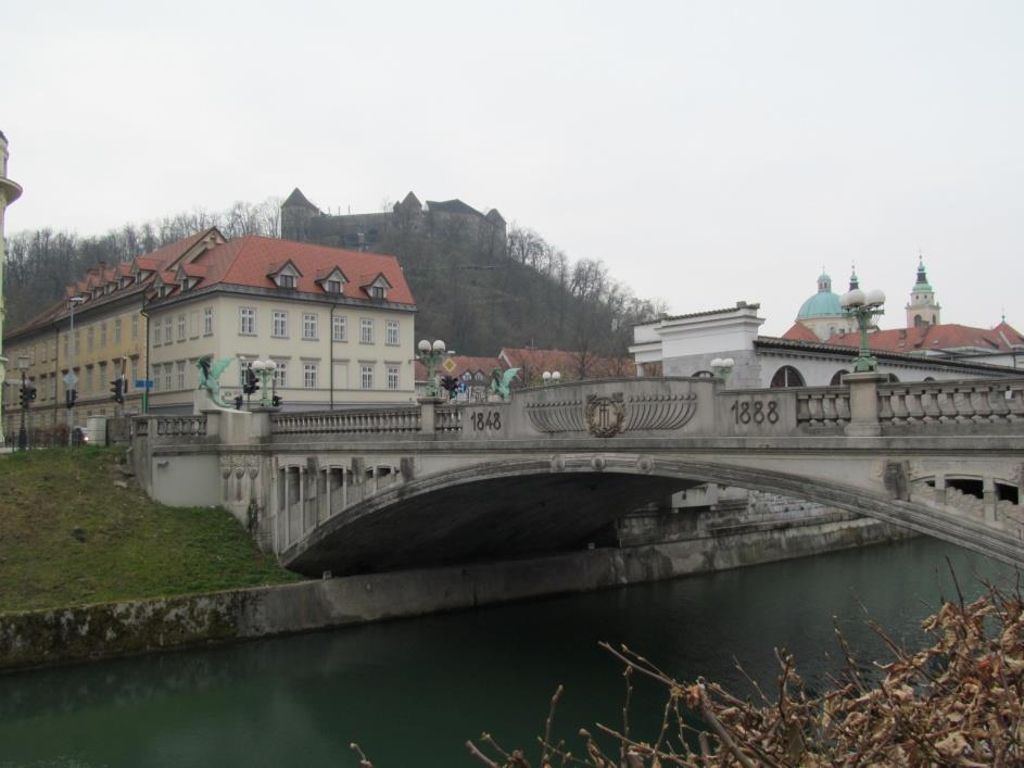 Zamek w Ljubljanie nocą.