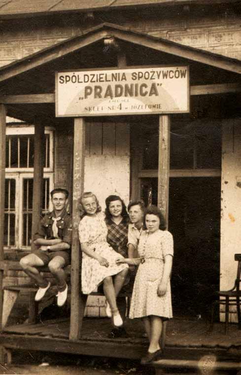 Józefów 1947, przed sklepem Prądnica.