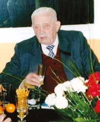 Józef Filochowski, Józefów Imieniny Miasta 2004. Fot. archiwum TPJ. Po transformacji ustrojowej budynek MOK-u stał się siedzibą szkoły, chociaż dyrekcja MOK-u nadal tam się mieściła.