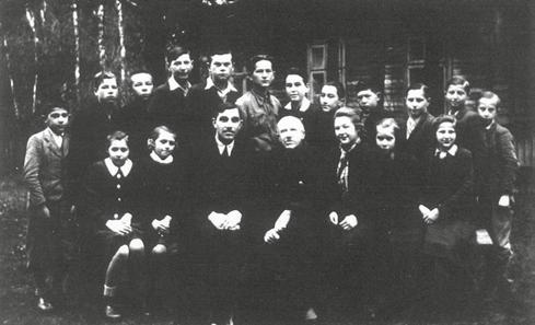 Józefów, klasa VII (?), rok szkolny 1940/1941. W środku kierownik szkoły Kazimierz Orzażewski oraz nauczyciel p. Edward Winkler (z prawej).