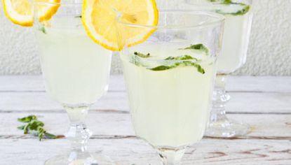Tradycyjna lemoniada Składniki: 6 cytryn 1 szklanka cukru 1,5 l zimnej wody Sposób przygotowania: Wycisnąć sok z