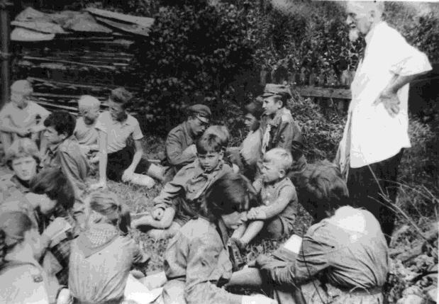 Od roku 1947/48 podjął pracę w Miejskim Gimnazjum w Krzepicach jako dyrektor, a potem już tylko jako