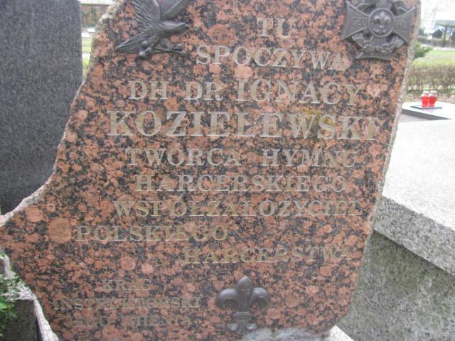 hymnu harcerskiego spoczywał już na częstochowskim cmentarzu. W roku 1978 szczep otrzymał sztandar ufundowany przez Komitet Rodzicielski szkoły.