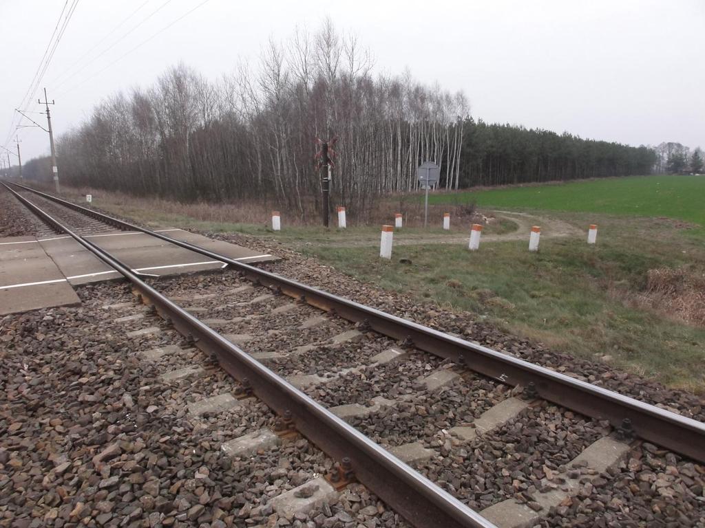 3.2.2.2 Podtorze linii kolejowej nr 18 Odwodnienie szlaków rozwiązane jest w większości miejsc za pomocą rowów bocznych, nieumocnionych.