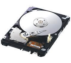 Dyski twarde mechaniczne Zapis informacji w postaci magnetycznej na obracających się z dużą prędkością talerzach za pomocą ruchomych głowic Odczyt: do ~100 MB/s,