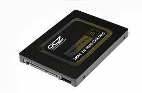 Dyski twarde SSD Zbudowane z wykorzystaniem pamięci typu FLASH Nie zawierają części mechanicznych, odporne na wstrząsy Szybki odczyt i zapis: ~ 600 MB /s Stosunkowo mała pojemność (do 1 TB)