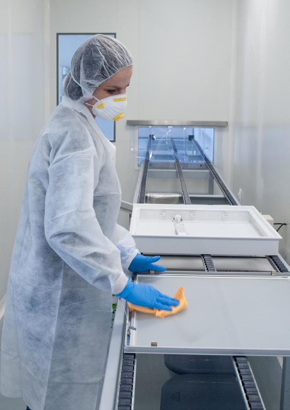 W zależności od wymaganej czystości atmosfery pomieszczenia CLEAN ROOM dzielone są na klasy, w których definiuje się ilość i rozmiar zanieczyszczeń na metr sześcienny (ewentualnie stopę sześcienną)