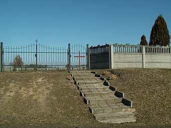CECHY I WARTOŚCI KULTUROWE- Dawny cmentarz ewangelicki, obecnie rzymsko-katolicki 10. INFORMACJA O OCHRONIE [1]- widok cmentarza od drogi polnej [2]- brama główna cmentarza 11.