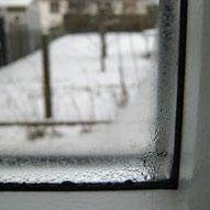 temperatur zewnętrznych na krawędzi okien od strony pomieszczenia skroploną parę wodną.