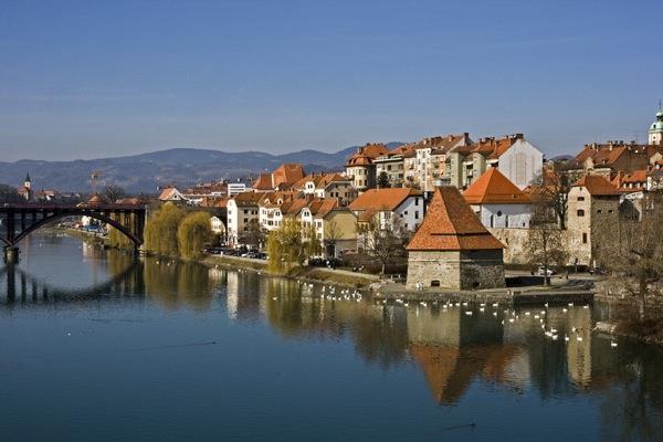To nie tylko średniowieczne umocnienia i wieże, zamek czy kościoły, ale również liczne ślady kultury żydowskiej. Ważną atrakcją Mariboru i okolic jest wyrób win.