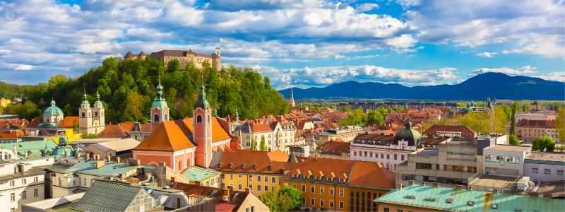 DZIEŃ III LUBLJANA CZERWIEC 2017 Wczesne śniadanie w hotelu. Wyjazd do Słowenii. Lubljana stolica Słowenii.