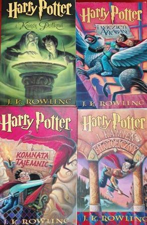 O CZYM JEST TA KSIĄŻKA? Harry Potter to seria książek J. K. Rowling, która opowiada o chłopcu, który jest czarodziejem i stracił rodzinę.