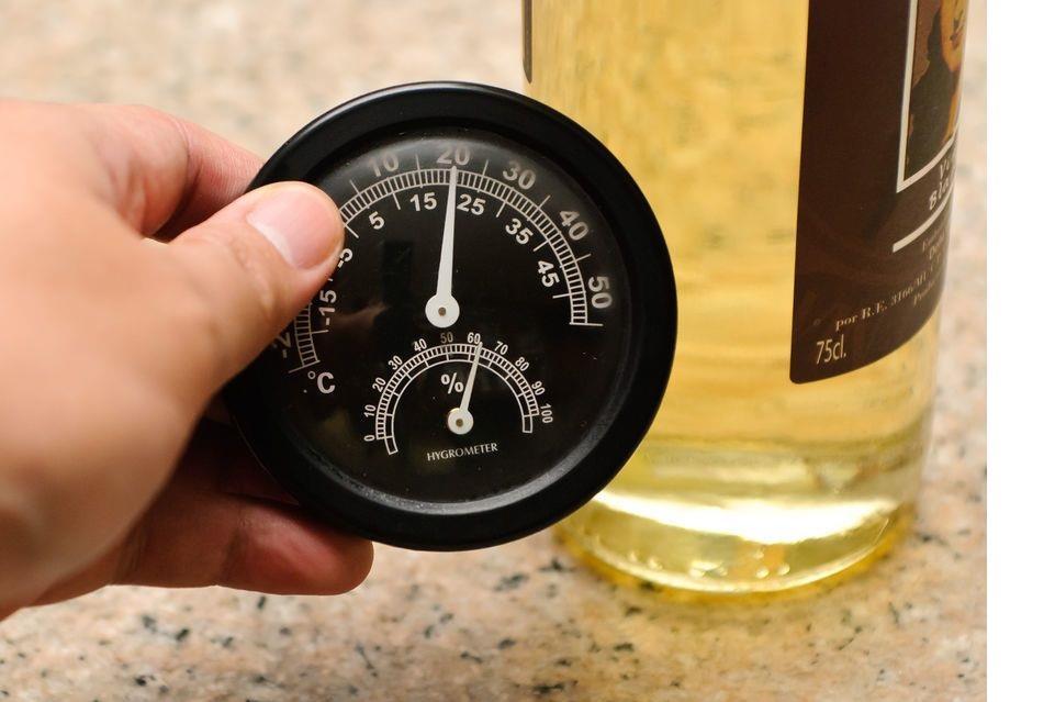 2. Wino Wino jest alkoholem bardzo wrażliwym na temperaturę, a optymalne warunki do jego przechowywania i chłodzenia to 6-18 stopni C w zależności od jego rodzaju.