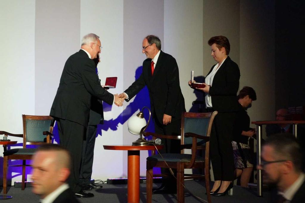 Kierownik Katedry Nauk Społecznych prof. dr hab. Michał Musielak otrzymuje medal Uczelni z rąk J.M. Rektora UMP prof.