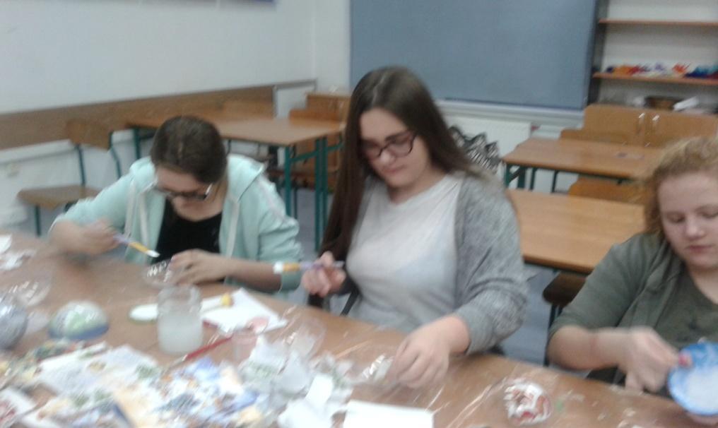 Akrylowe, kuliste bombki Na zajęciach uczennice nauczyły się jak pracować z plastikiem,