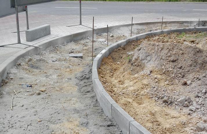 W maju rozpoczęły się prace polegające na budowie chodnika w m.