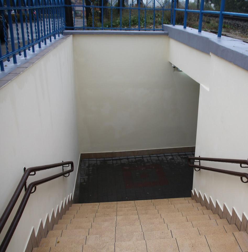 gzymsów, malowanie balustrad i wymianę opraw oświetleniowych.