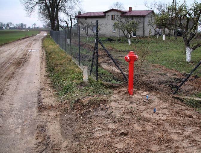 Ponadto dokonano szeregu drobnych napraw instalacji, sieci wodno- -kanalizacyjnych, ubytków tynków, uszczelnień dachów oraz remontów budynków gospodarczych.