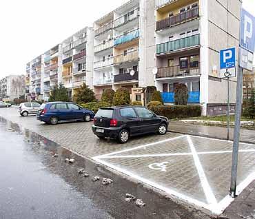 Mokra Podesty wejściowe do klatek schodowych Wymieniono 7 podestów wejściowych do klatek schodowych przy 2 budynkach Mokra 11 3 sztuki Mokra 3 4 sztuki Roboty drogowe Przeprowadzono roboty drogowe na